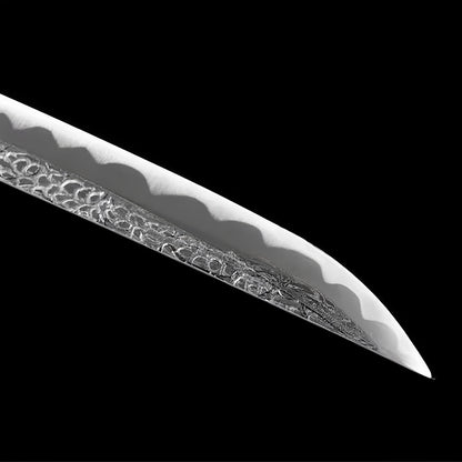 Elden Ring Katana auf kunstvollem Ständer mit anthrazit gesprenkelter Saya in Tarnished-Ästhetik