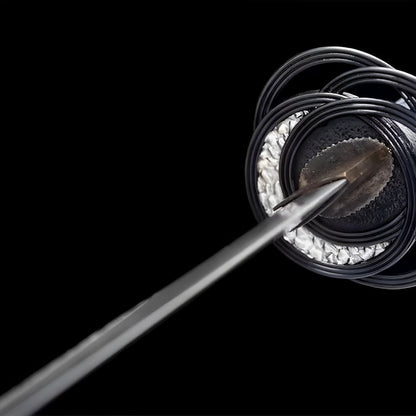 Elden Ring Katana (Damaststahl & Hamon) - 静刀 — Griff-Detail mit Rochenhaut und Menuki
