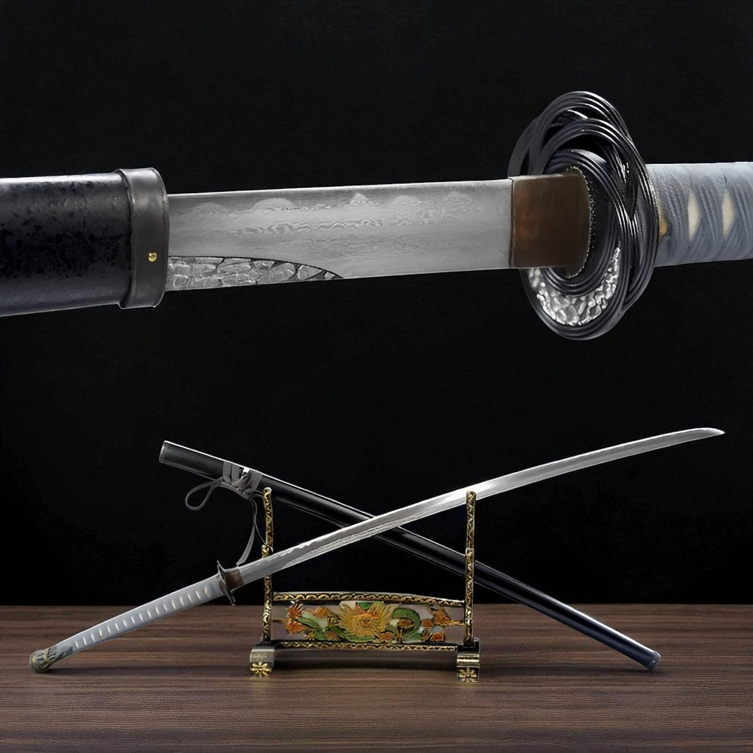 Elden Ring Katana auf kunstvollem Ständer mit anthrazit gesprenkelter Saya in Tarnished-Ästhetik