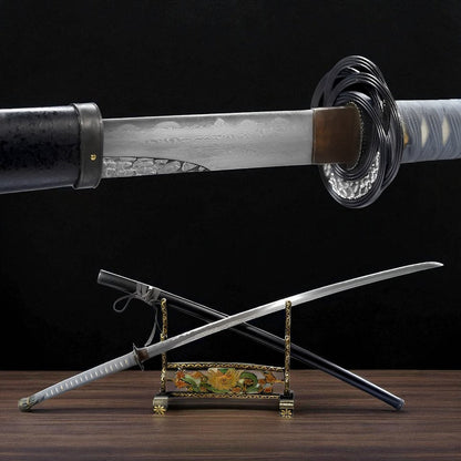Elden Ring Katana auf kunstvollem Ständer mit anthrazit gesprenkelter Saya in Tarnished-Ästhetik