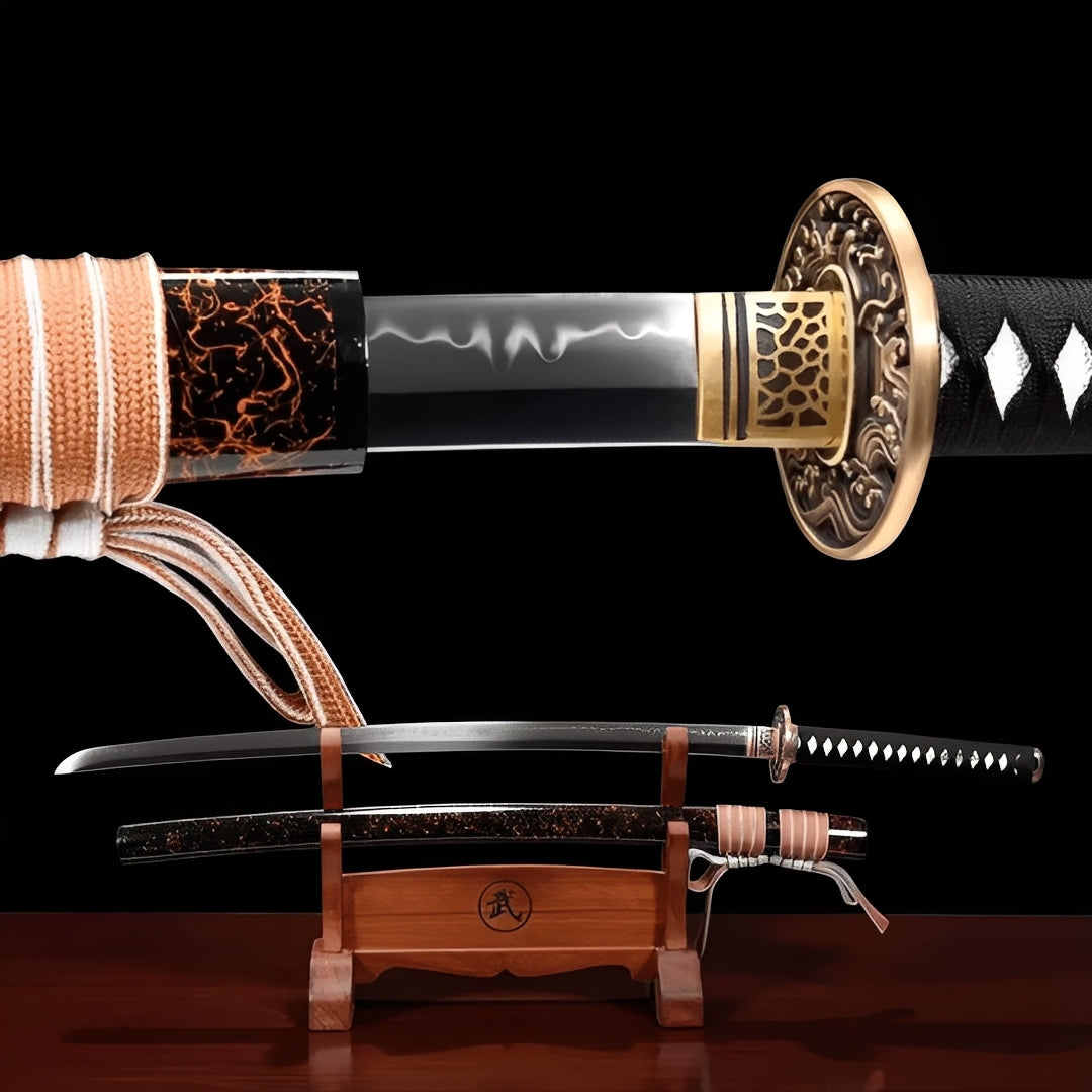 Enbanaito Katana auf Holzständer mit 武-Kanji, schwarze Saya mit kupfernen Glut-Adern