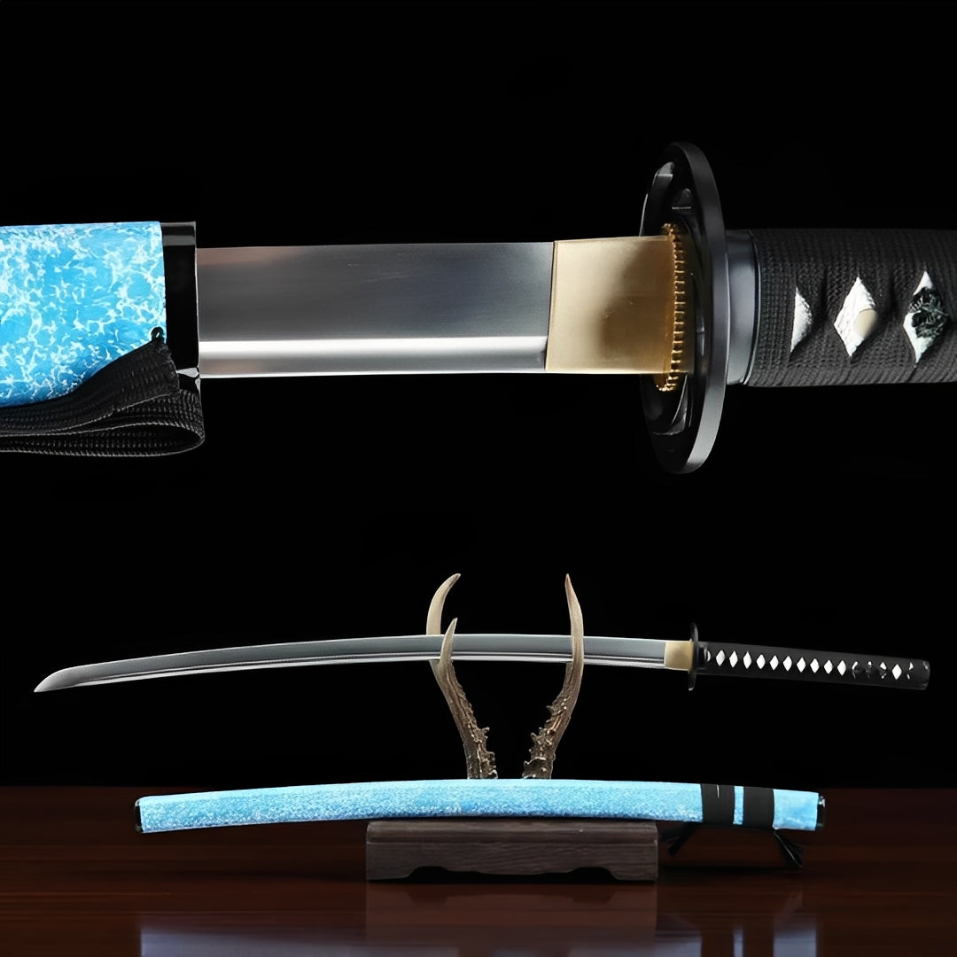 Frostbiss Katana - 氷咬刀 — Komplett-Ansicht mit Saya und Display-Ständer