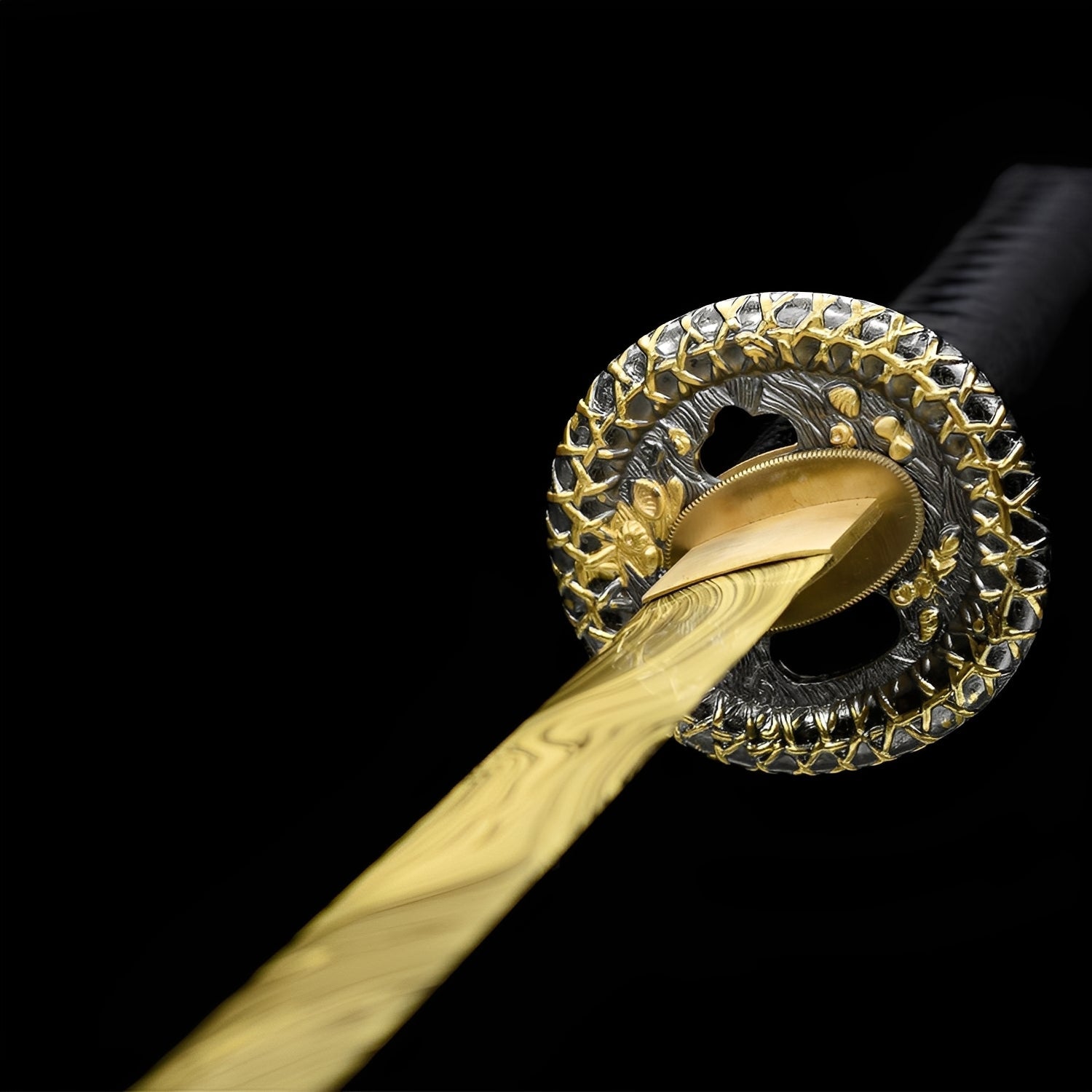 Geschmolzenes Gold Katana - 溶金刀 — Tsuba Nahaufnahme und Ito-Wicklung