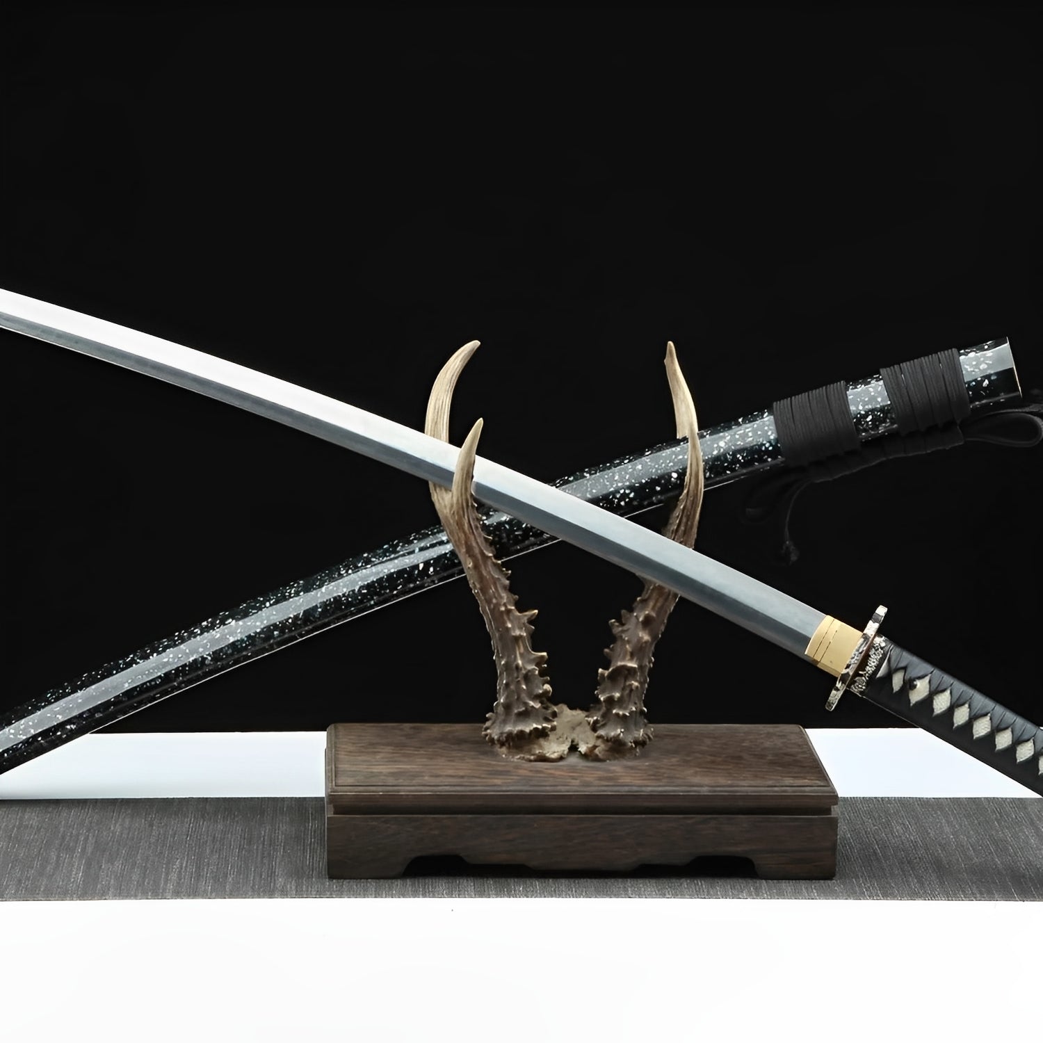 Ginkai Katana auf bronzefarbenem Ständer im Horn-Stil mit Muschel-Saya und Abalone-Einlage