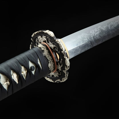 Ginkai Katana Nahaufnahme der T10-Damaststahl-Klinge mit Hitatsura-Hamon und Drachen-Gravur
