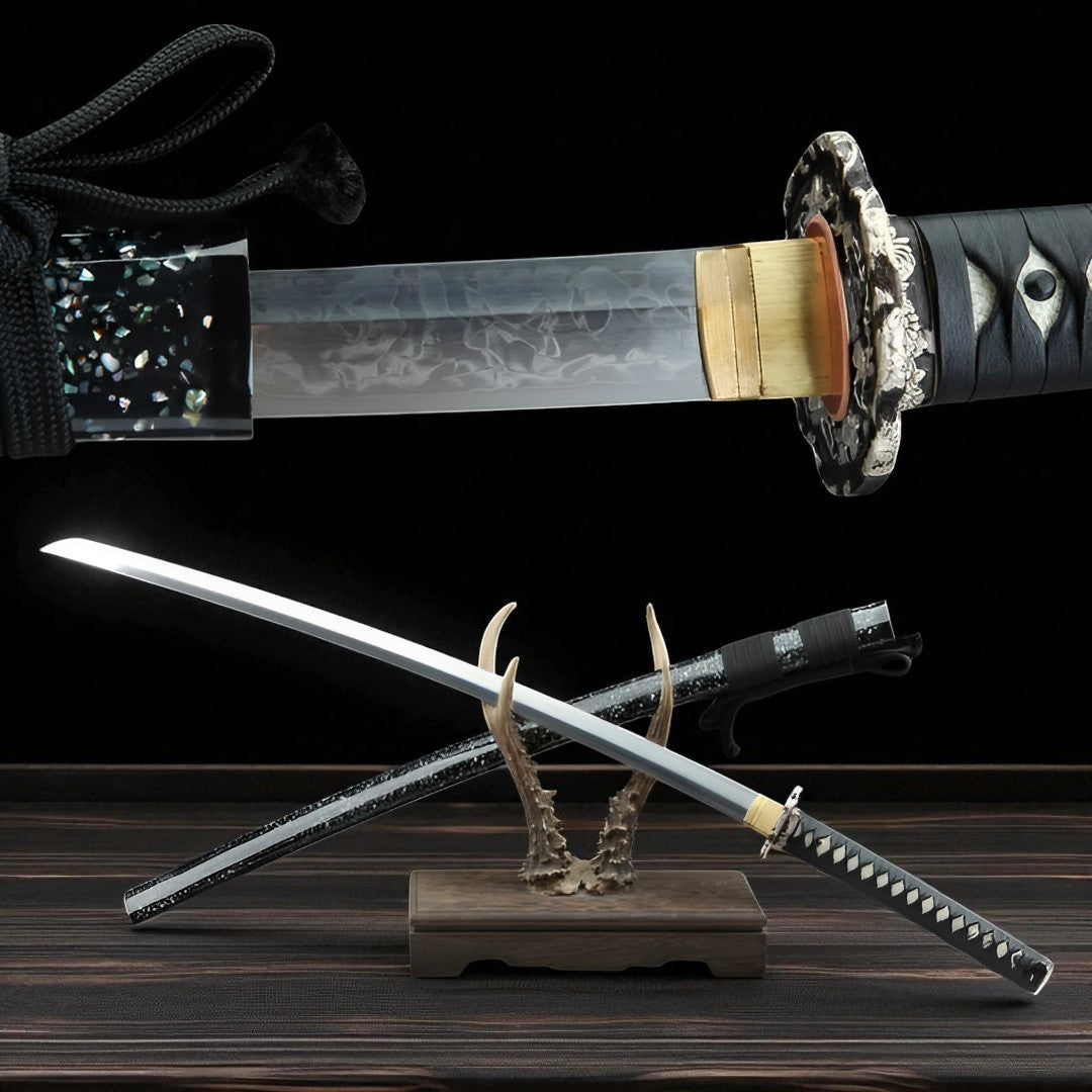 Ginkai Katana auf bronzefarbenem Ständer im Horn-Stil mit Muschel-Saya und Abalone-Einlage