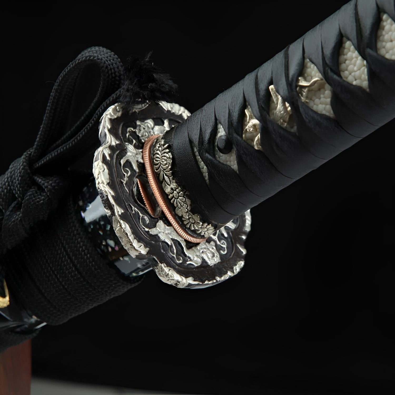 Ginkai Katana (T10-Stahl & echter HITATSURA-Hamon) - 霧雷 — Saya und Griff Detail mit Beschlägen