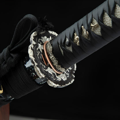 Ginkai Katana (T10-Stahl & echter HITATSURA-Hamon) - 霧雷 — Saya und Griff Detail mit Beschlägen
