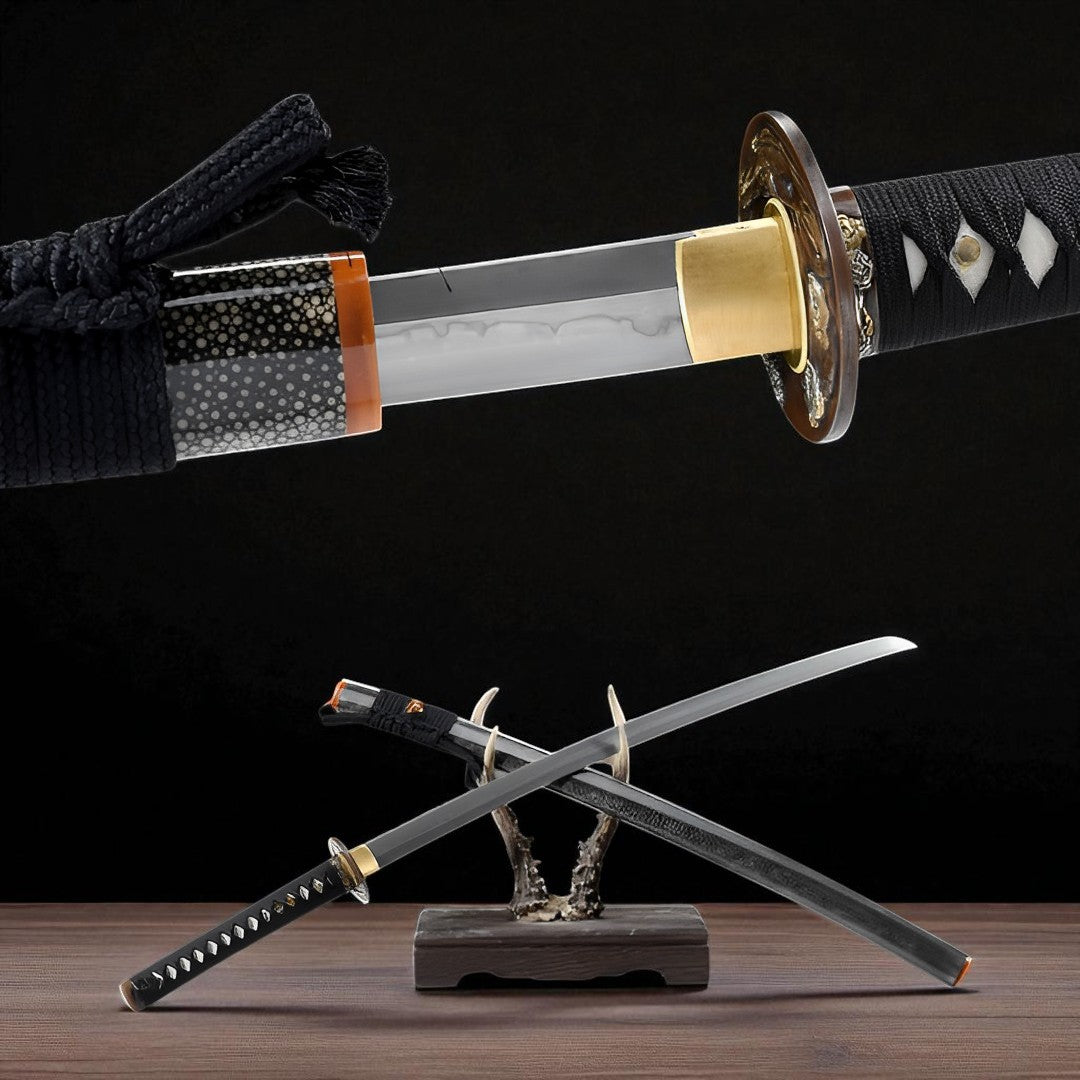 Ginto Katana auf bronzefarbenem Ständer im Horn-Stil mit echter Rochenhaut-Saya