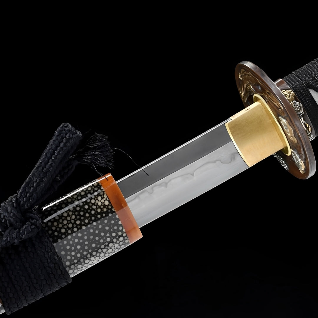 Ginto Katana Nahaufnahme der T10-Klinge mit echtem Flammen-Hamon