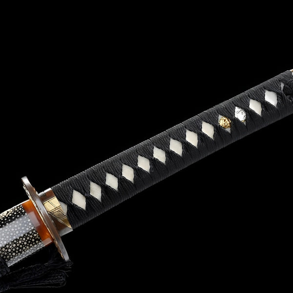 Ginto Katana (T10-Stahl & echter Hamon) - 銀刀 — Saya und Griff Detail mit Beschlägen