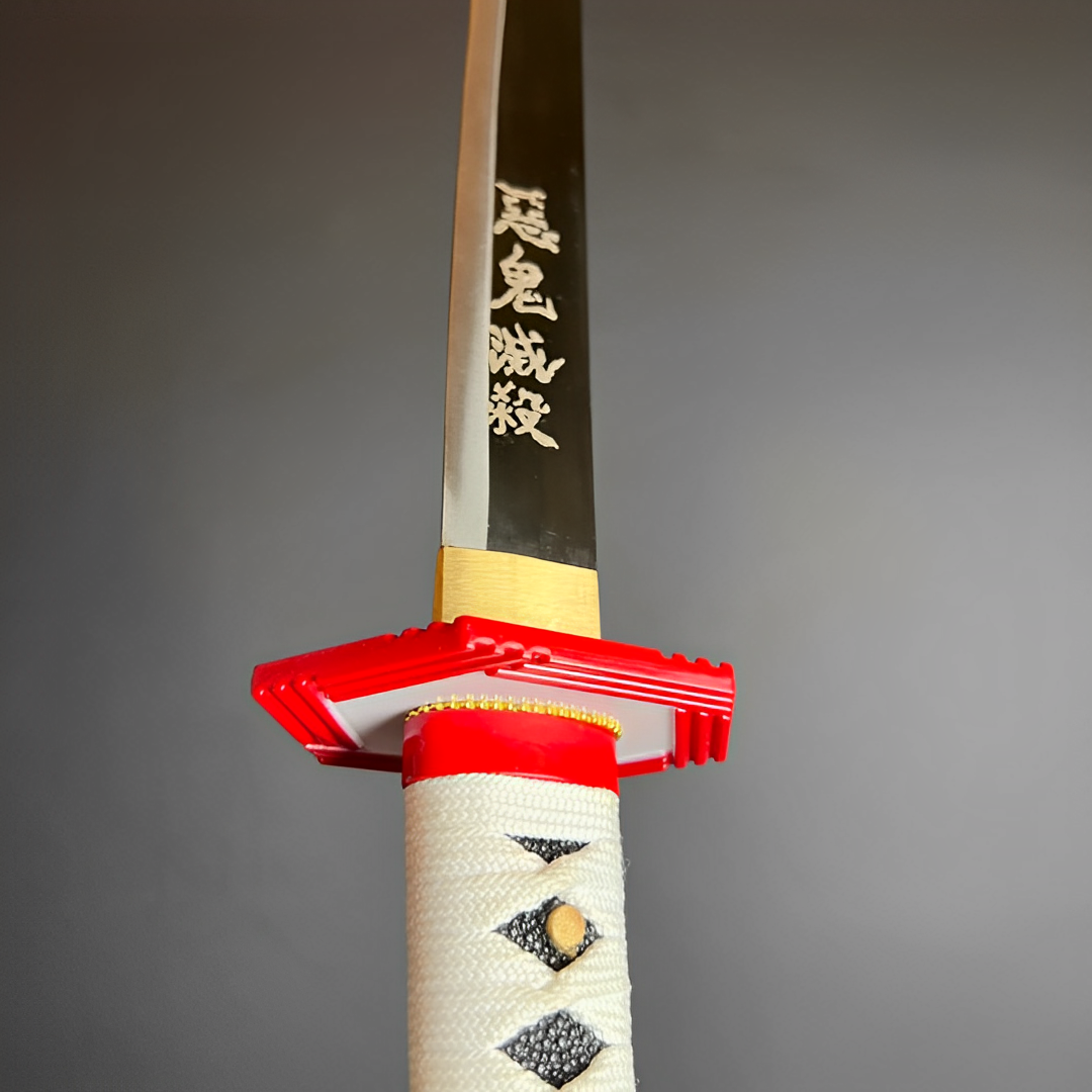 Giyu Tomioka Katana Nahaufnahme der polierten 1060-Klinge mit minimalistischem Eisen-Tsuba