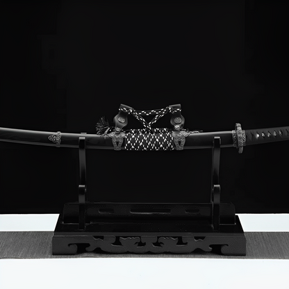 Hanachi Katana auf schwarzem Ständer mit lackierter Holz-Saya und sichtbarer dunkler Maserung
