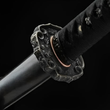 Hanachi Katana (Damaststahl & echter Hamon) - 花道 — Griff-Detail mit Rochenhaut und Menuki