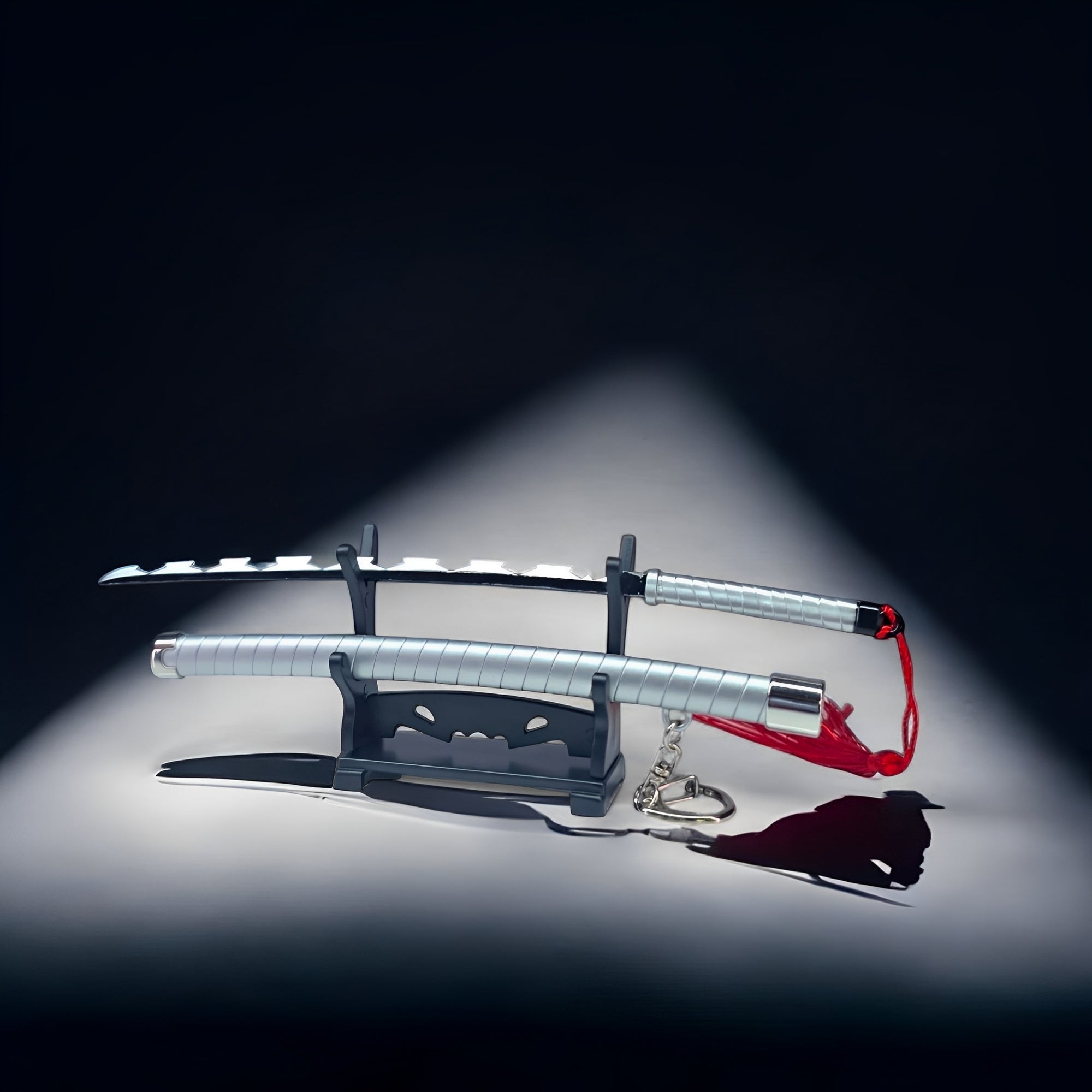 Hashibira Inosuke Mini-Katana — Komplett-Ansicht auf Display-Ständer