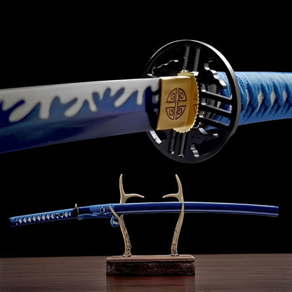 Hekinan Katana auf Display-Ständer mit hellblauer Saya und weißen Seigaiha-Wellenmustern