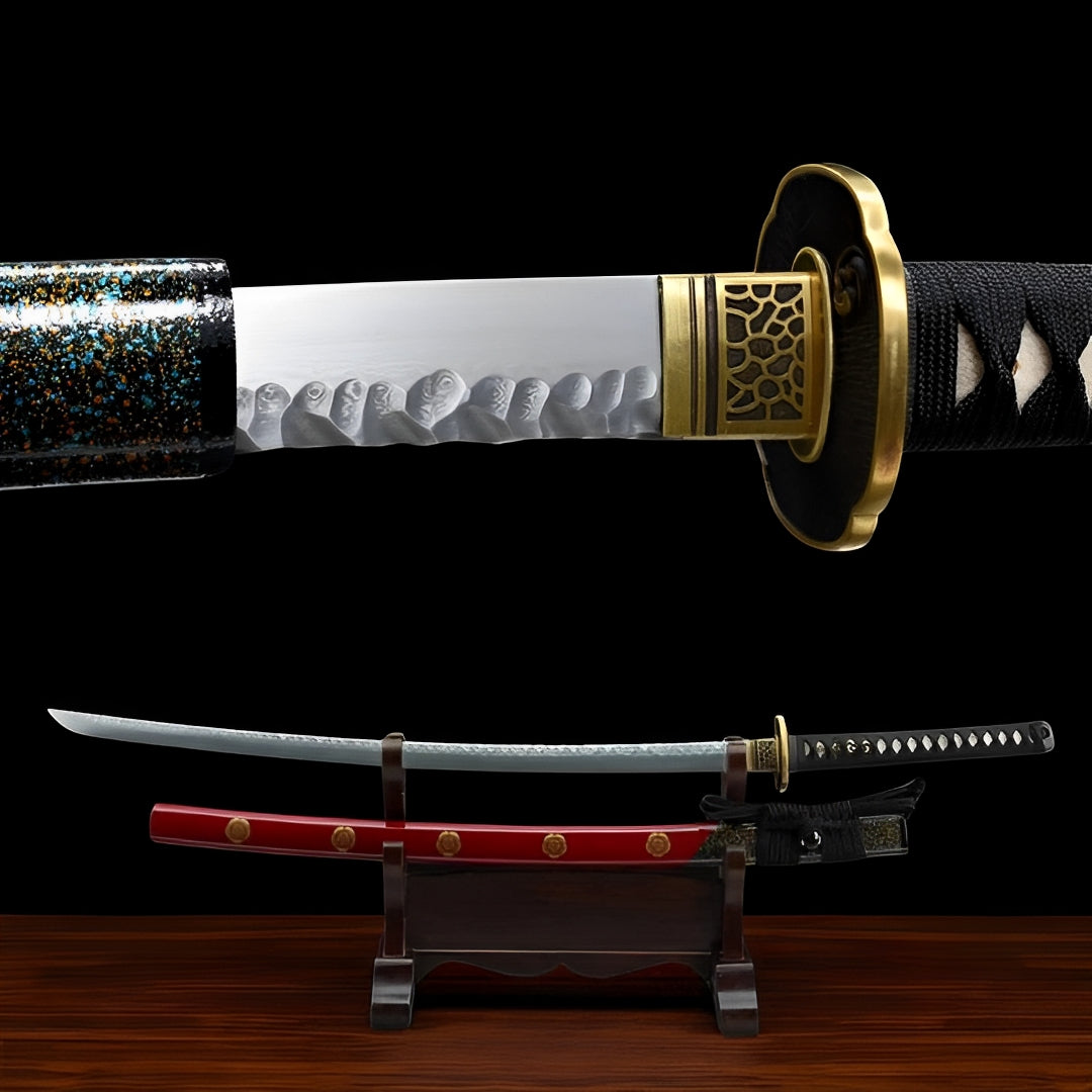 Hizakura Katana auf Display-Ständer mit weißer T10-Klinge, schwarzer Saya mit rosa Sakura und rosa Griff