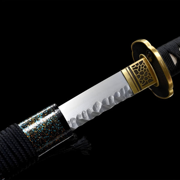 Hizakura Katana Nahaufnahme der weiß-beschichteten T10-Klinge mit goldenem Sakura-Tsuba