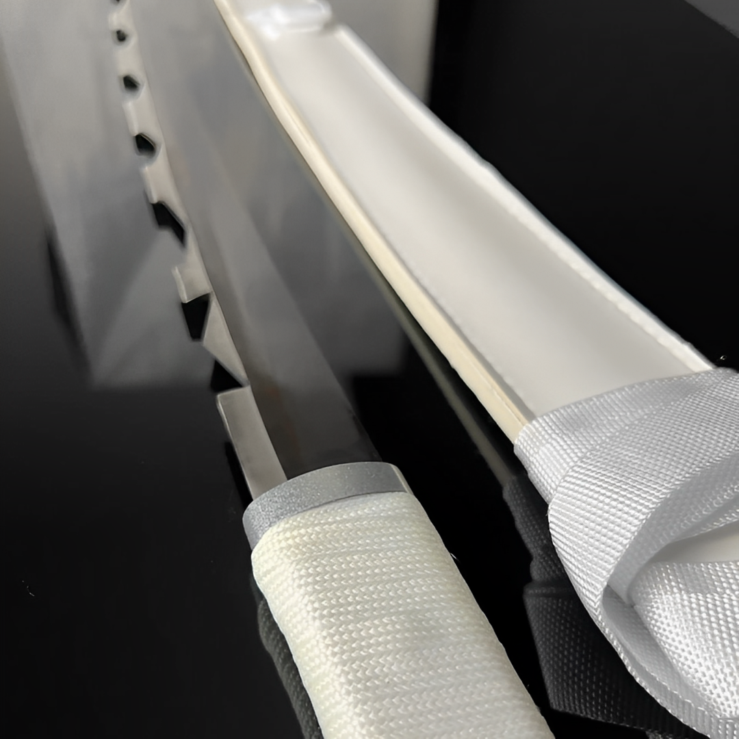 Inosuke Katana auf Display-Ständer mit gezahnter Schneide und schwarzem Griff