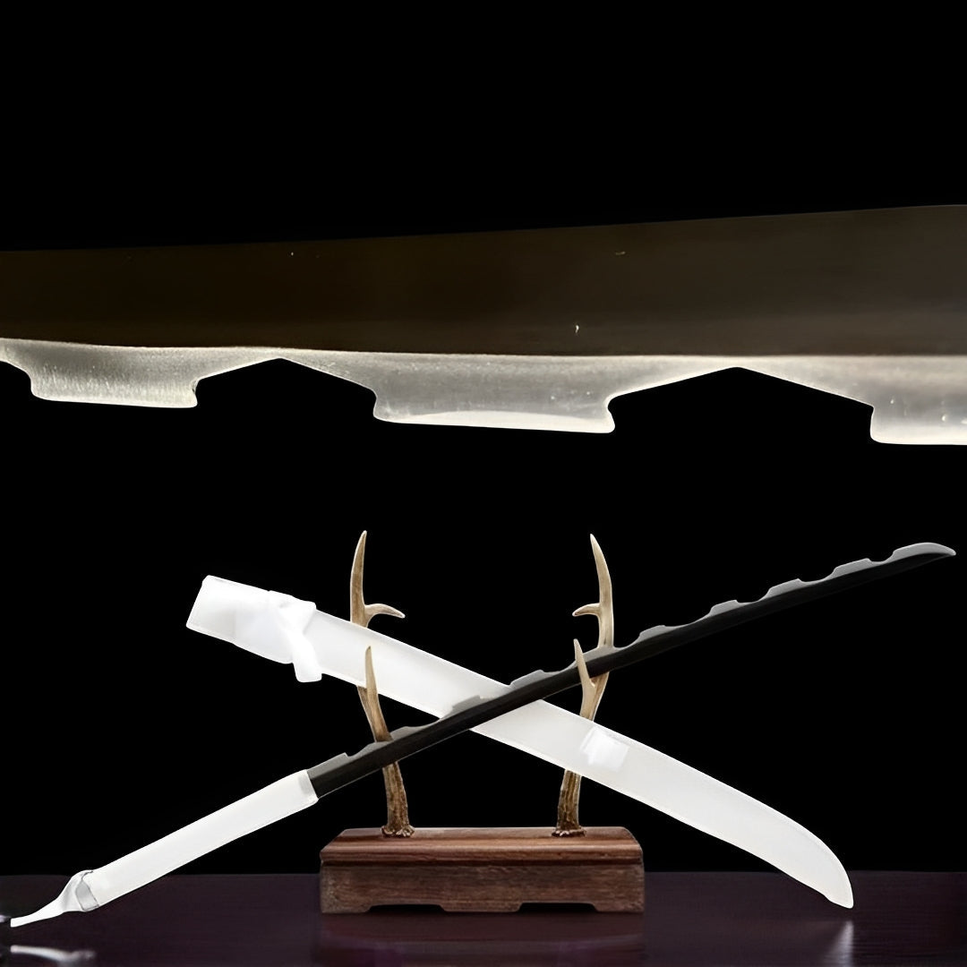 Inosuke Katana (Demon Slayer) - 伊之助 — Komplett-Ansicht mit Saya und Display-Ständer