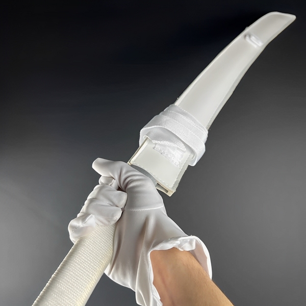 Inosuke Katana (Demon Slayer) - 伊之助 — Saya und Griff Detail mit Beschlägen