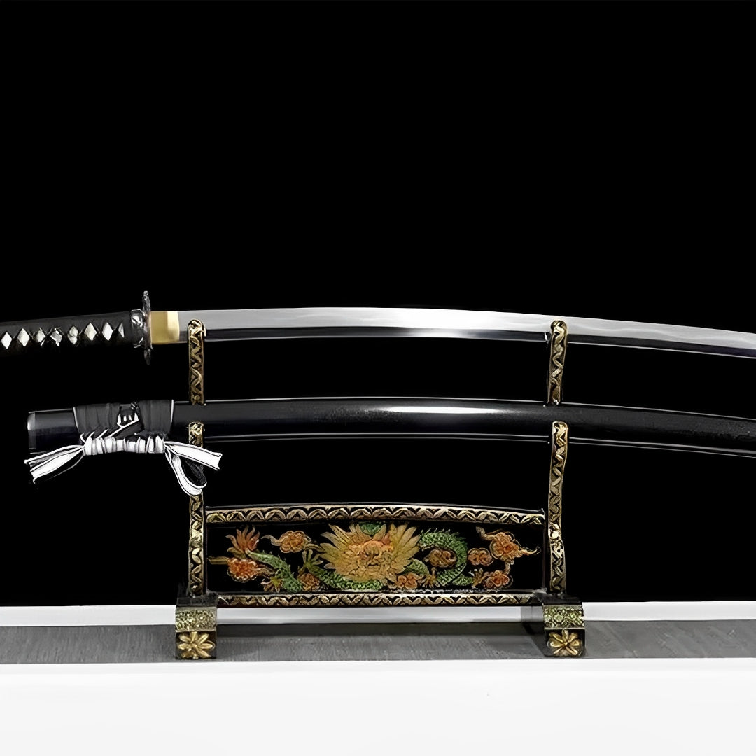 Kagekuro Katana auf kunstvollem Ständer mit schwarzer Saya und silber-vergoldeten Beschlägen