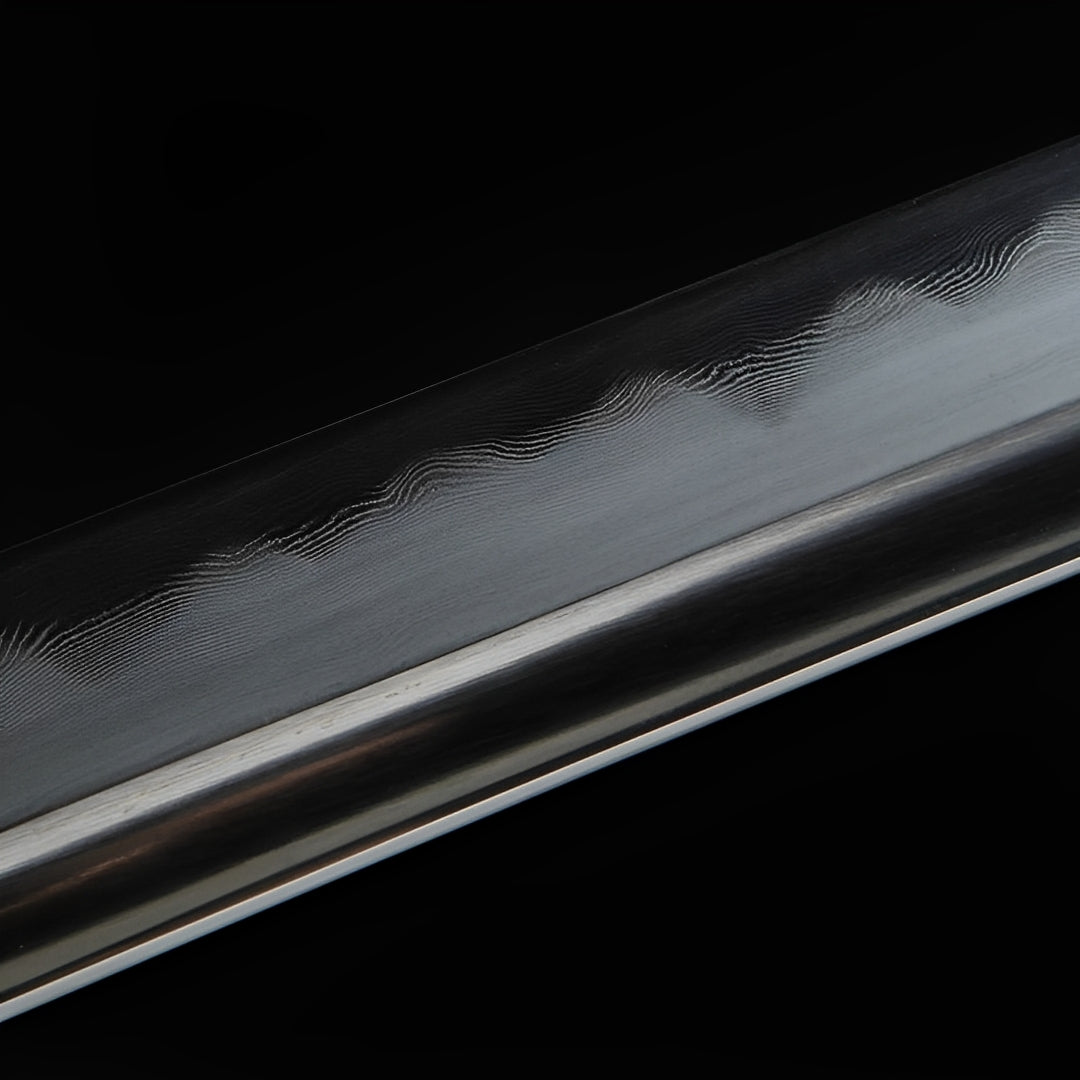Kagekuro Katana auf kunstvollem Ständer mit schwarzer Saya und silber-vergoldeten Beschlägen