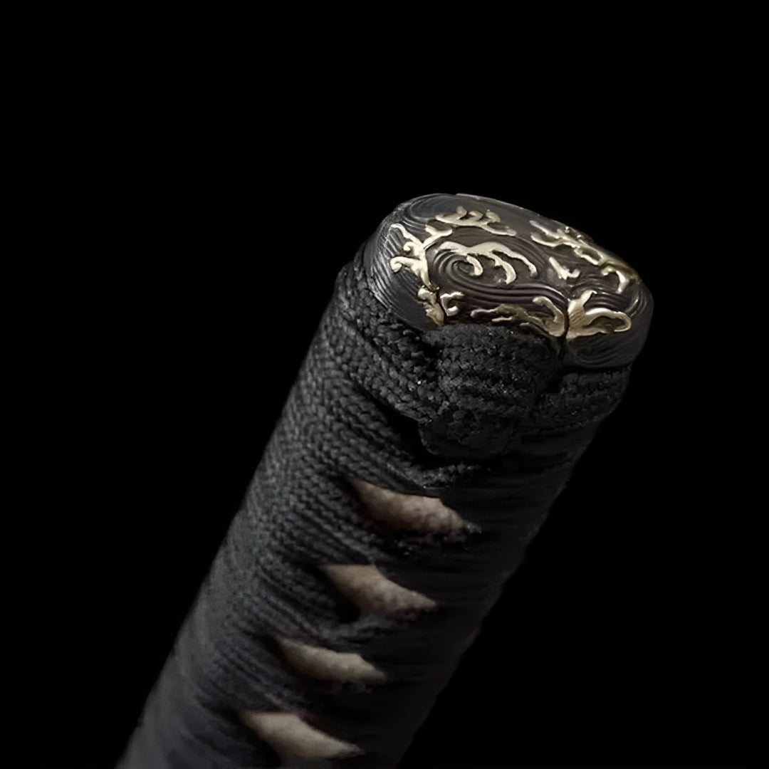 Kagekuro Katana (Sanmai-Stahl) - 影黒 — Griff-Detail mit Rochenhaut und Menuki