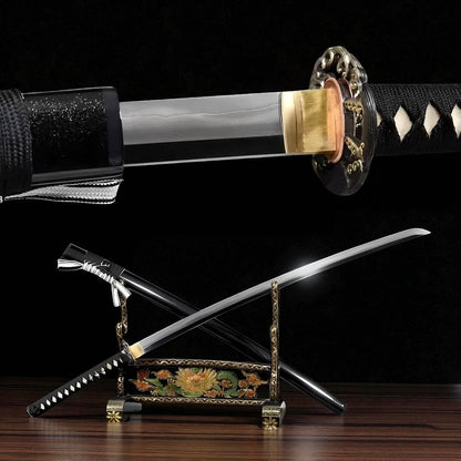 Kagekuro Katana auf kunstvollem Ständer mit schwarzer Saya und silber-vergoldeten Beschlägen