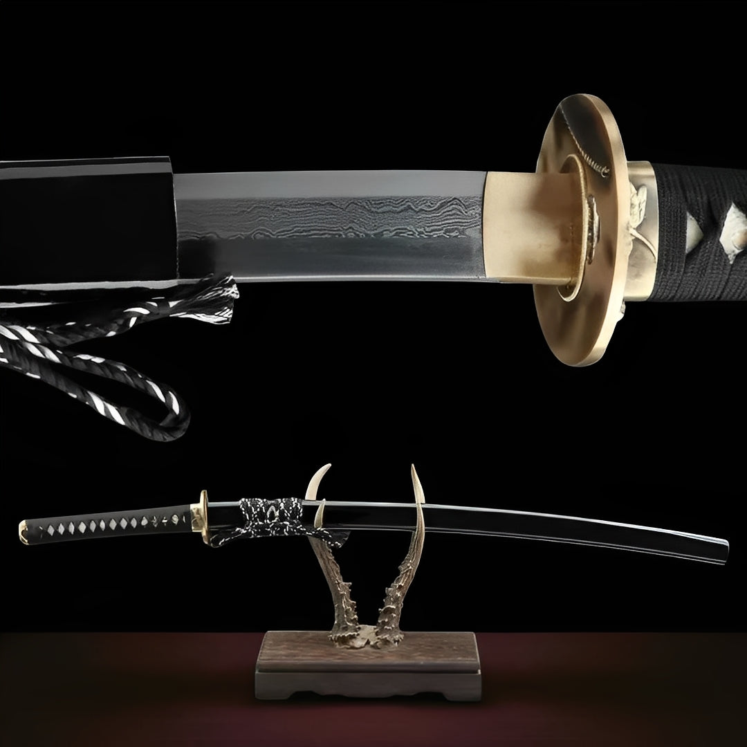 Kamakura Katana Gesamtansicht auf Bronze-Geweih-Display-Ständer mit glänzend schwarzer Saya