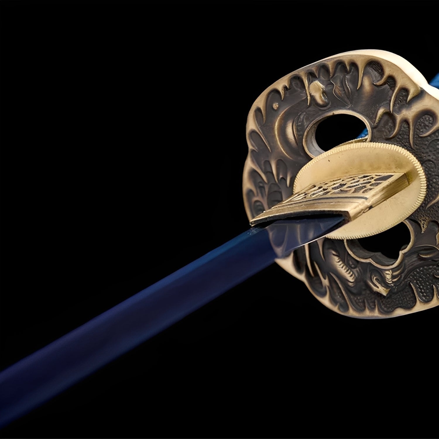 Kessho Sora Katana - 氷空刀 — Griff-Detail mit Rochenhaut und Menuki