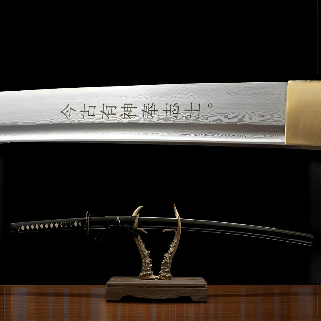 Kill Bill Katana - ダマスク — Komplett-Ansicht mit Saya und Display-Ständer