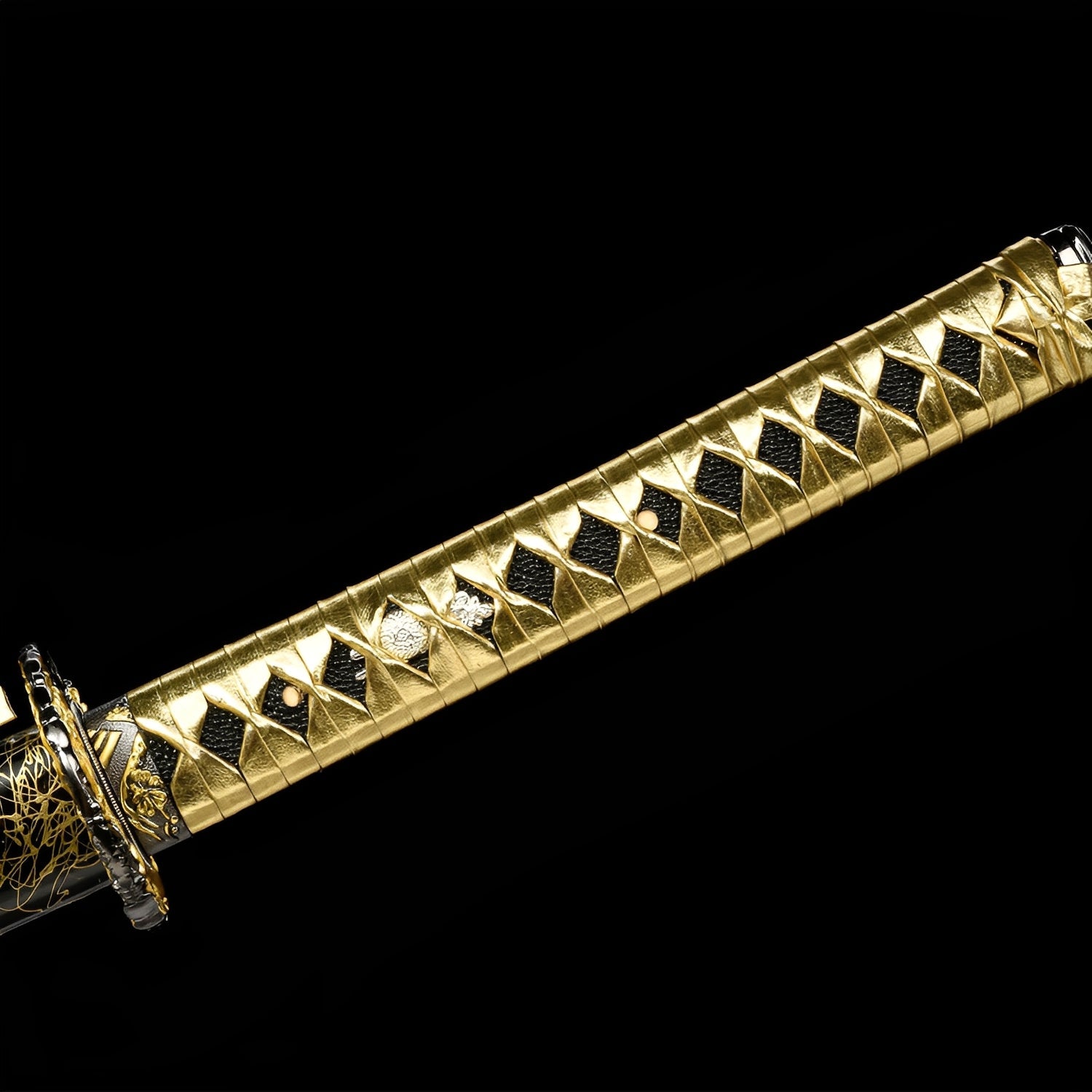 Kinkuro Katana - 昇鱗剣 — Griff-Detail mit Rochenhaut und Menuki