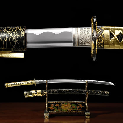Kinkuro Katana Gesamtansicht auf kunstvollem Drachen-Pfingstrosen-Ständer mit glänzend schwarzer Saya und goldenen Kintsugi-Adern