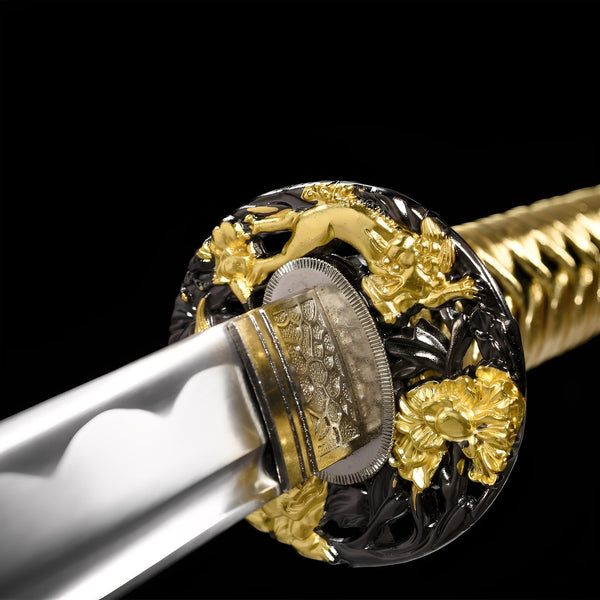Kinkuro Katana Habaki-Detail mit silberner Oberfläche und dichten floralen Gravuren