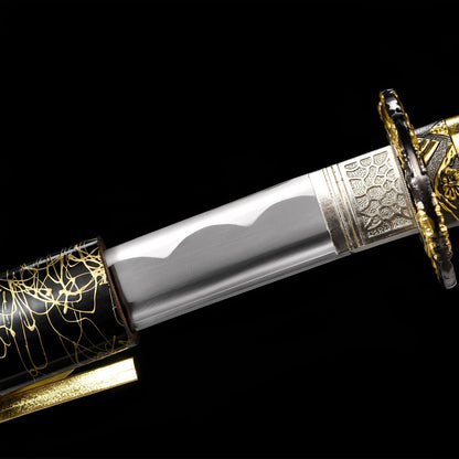 Kinkuro Katana Nahaufnahme der polierten 1060-Klinge mit Hamon und chrom-goldenem Tsuba