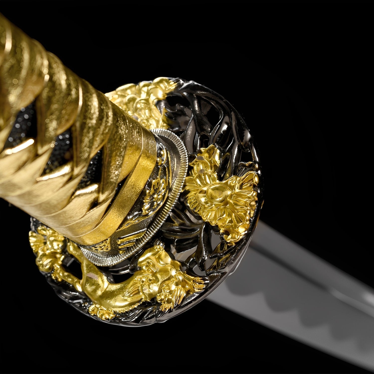 Kinkuro Katana - 昇鱗剣 — Tsuba Nahaufnahme und Ito-Wicklung
