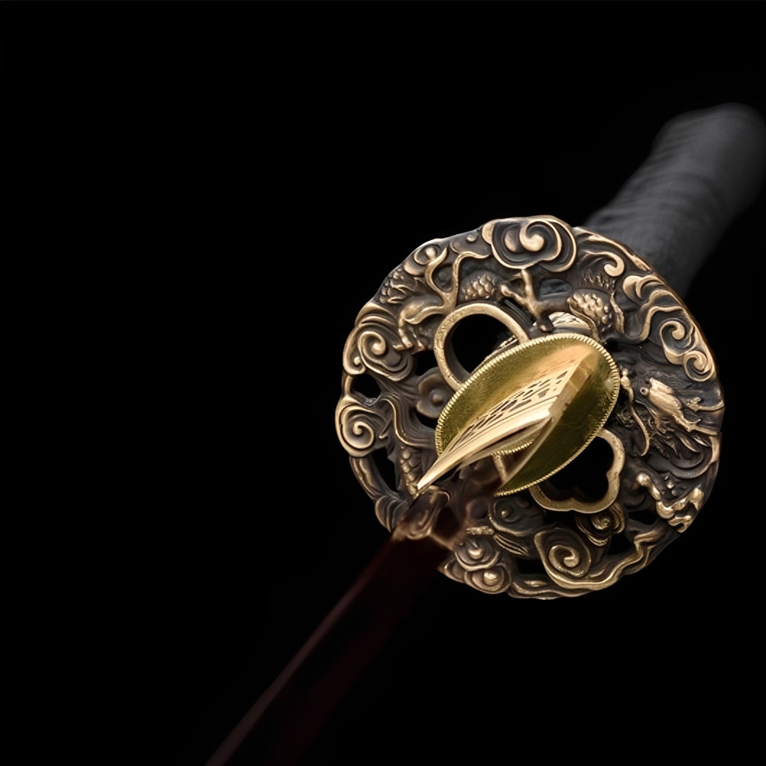 Kiso Hida Katana - 飛騨刀 — Griff-Detail mit Rochenhaut und Menuki