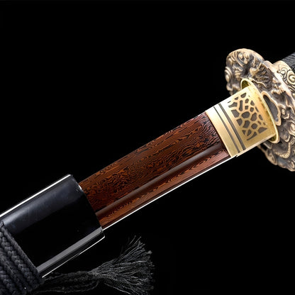 Kiso Hida Katana Nahaufnahme der roten Damaststahlklinge mit kupferfarbener Faltungsmaserung