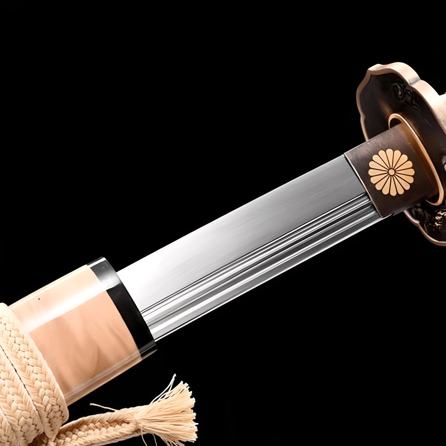 Königliches Shinto Katana - 神皇刀 — Griff-Detail mit Rochenhaut und Menuki