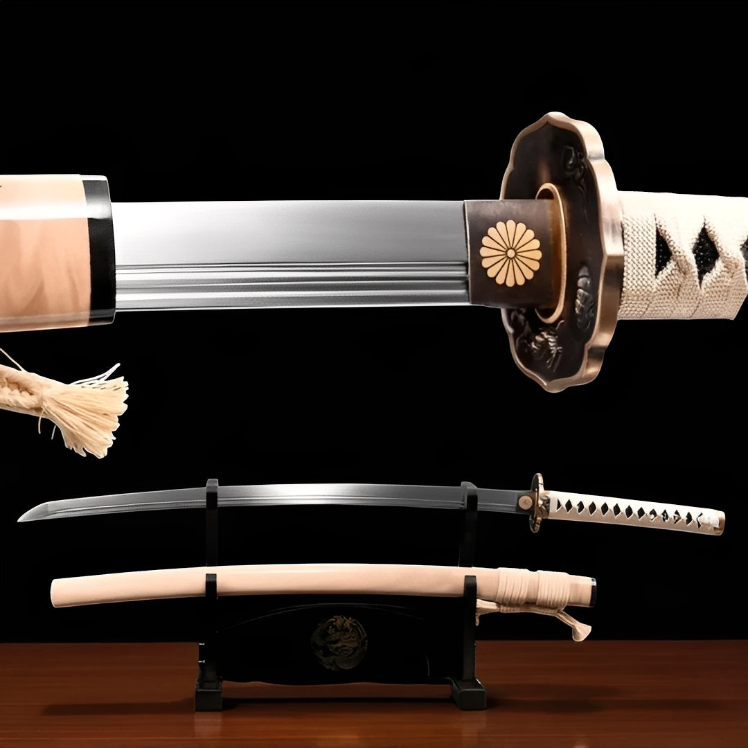 Königliches Shinto Katana - 神皇刀 — Komplett-Ansicht mit Saya und Display-Ständer