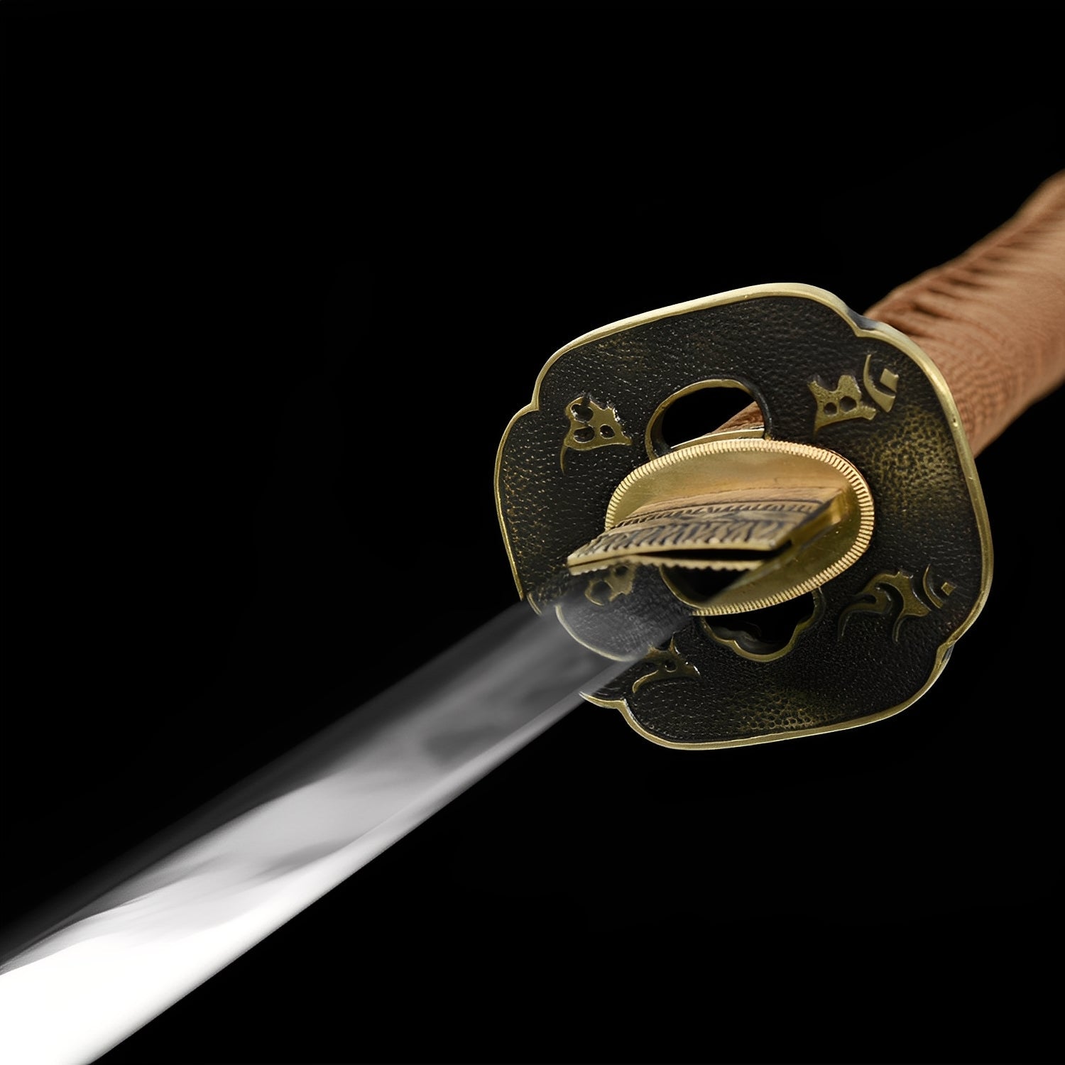 Kogarashi Katana - しの剣 — Griff-Detail mit Rochenhaut und Menuki