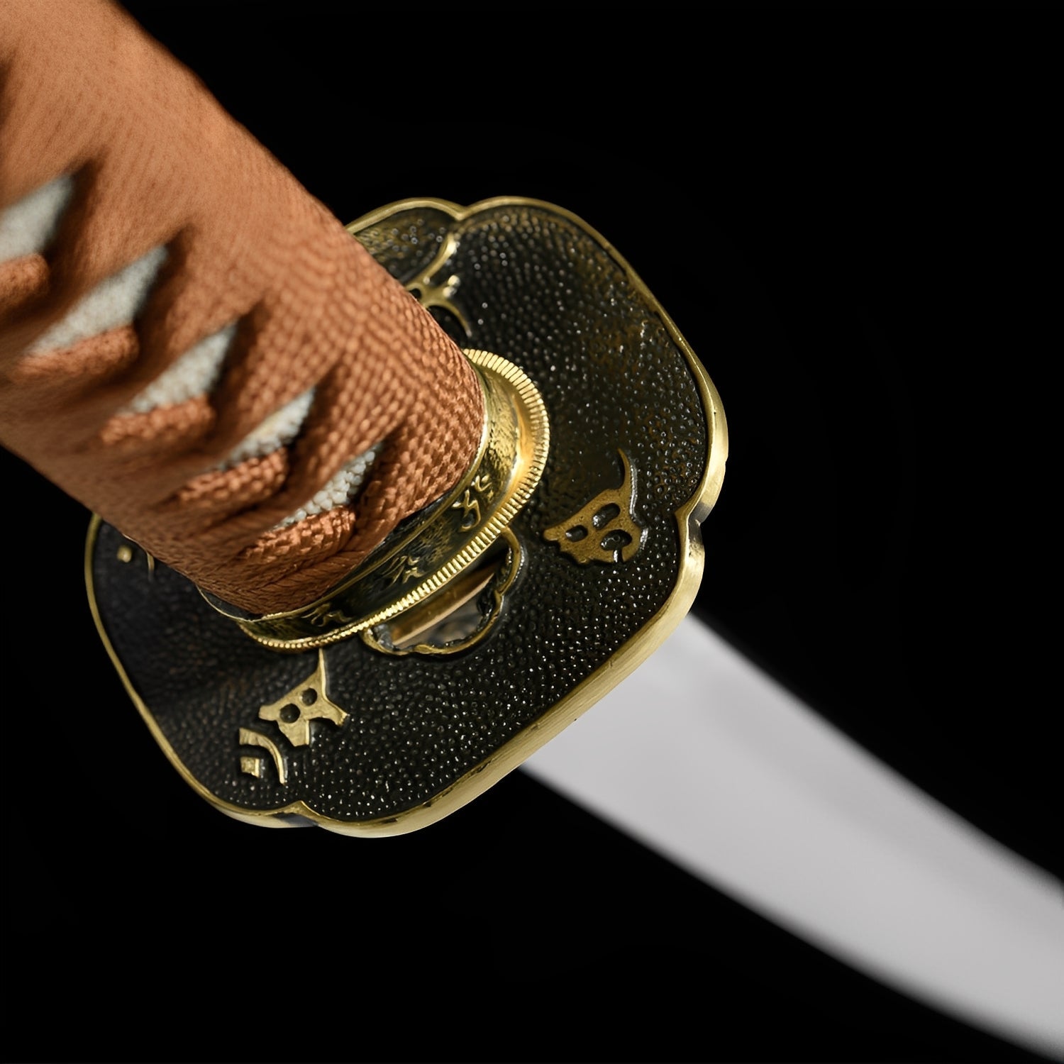 Kogarashi Katana Habaki-Detail in Messing mit vertikaler Tigerstreifen-Textur