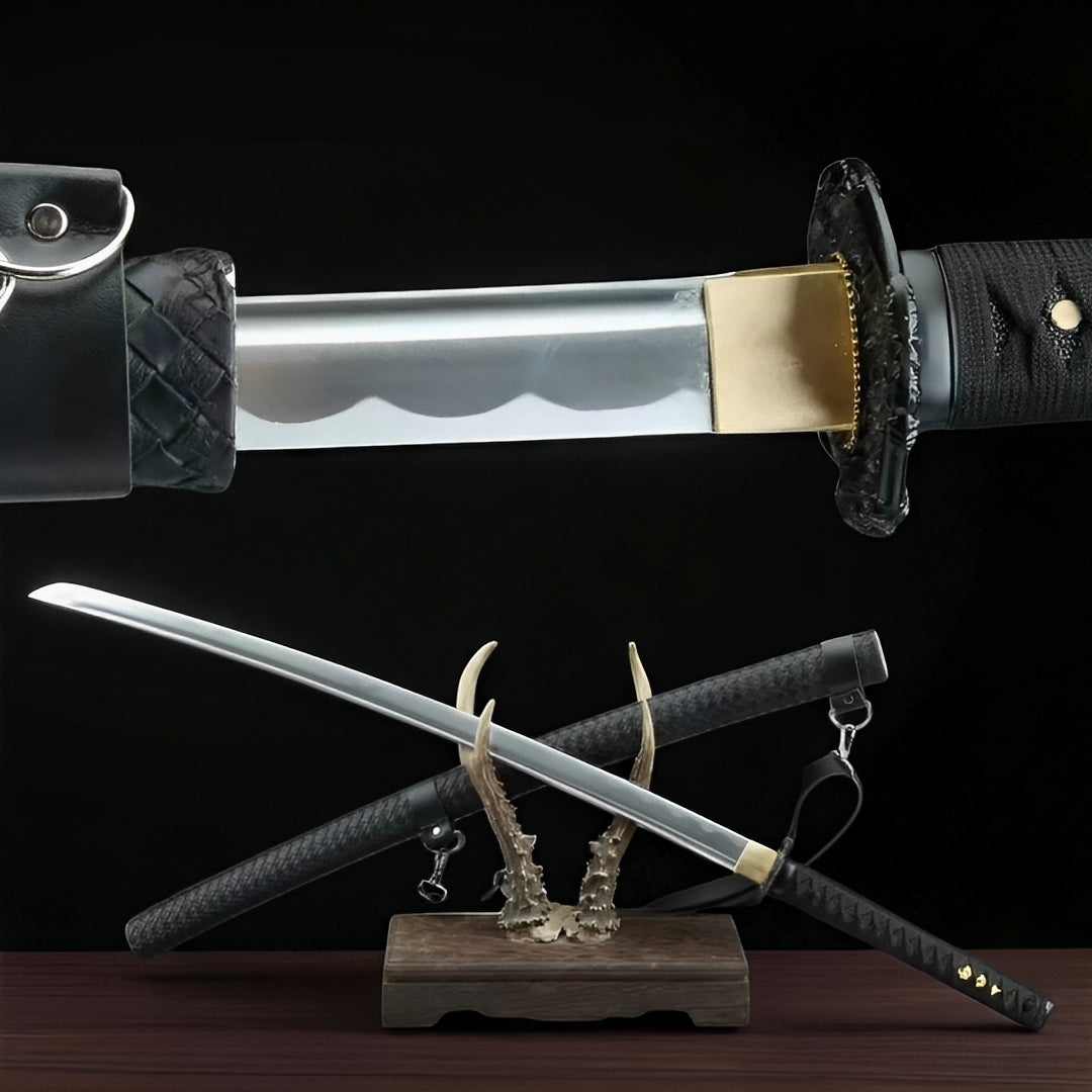 Kokuga Katana auf Display-Ständer mit voll-schwarzer Klinge und Drachen-Tsuba