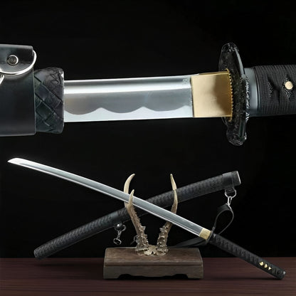 Kokuga Katana auf Display-Ständer mit voll-schwarzer Klinge und Drachen-Tsuba