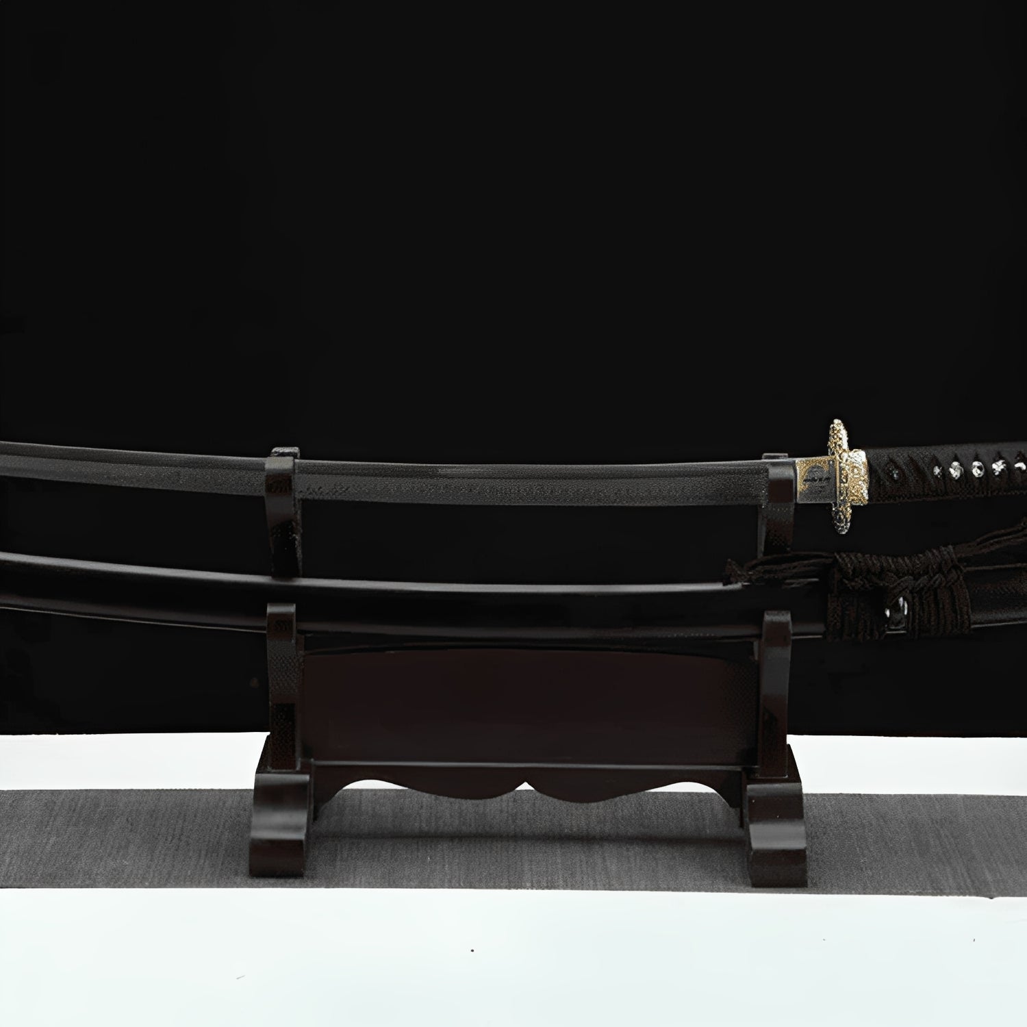 Koryo Ogon Katana - 黄金龍刀 — Griff-Detail mit Rochenhaut und Menuki