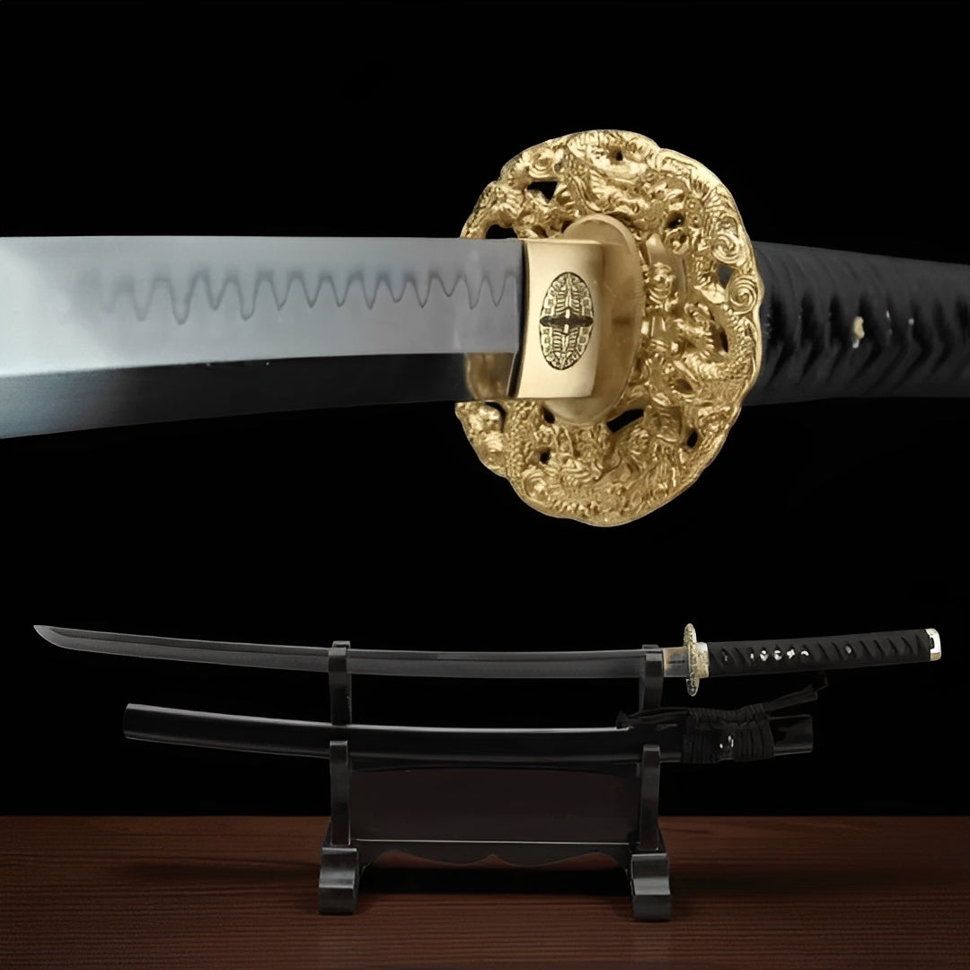 Koryo Ogon Katana auf schwarzem Ständer mit glänzend schwarzer Magnolienholz-Saya
