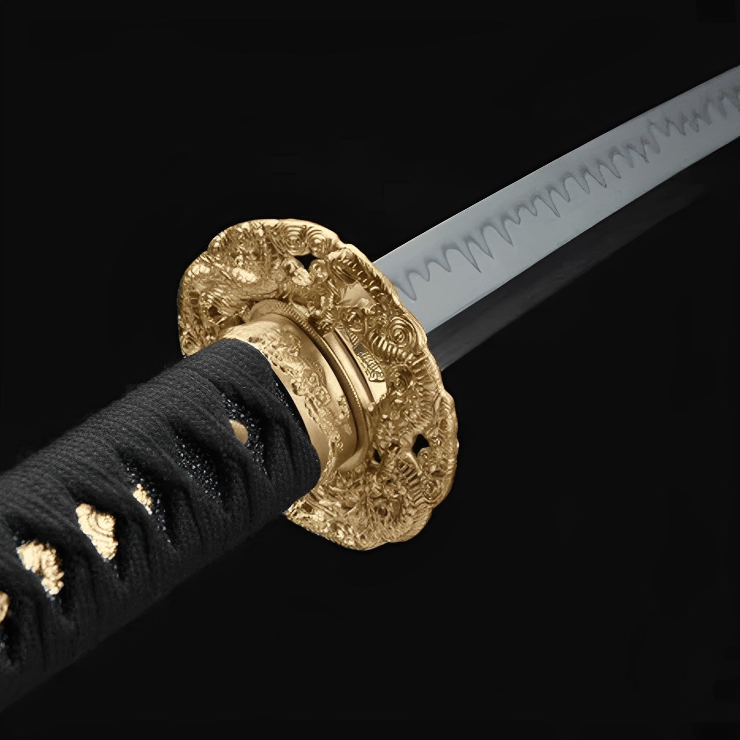 Koryo Ogon Katana auf schwarzem Ständer mit glänzend schwarzer Magnolienholz-Saya