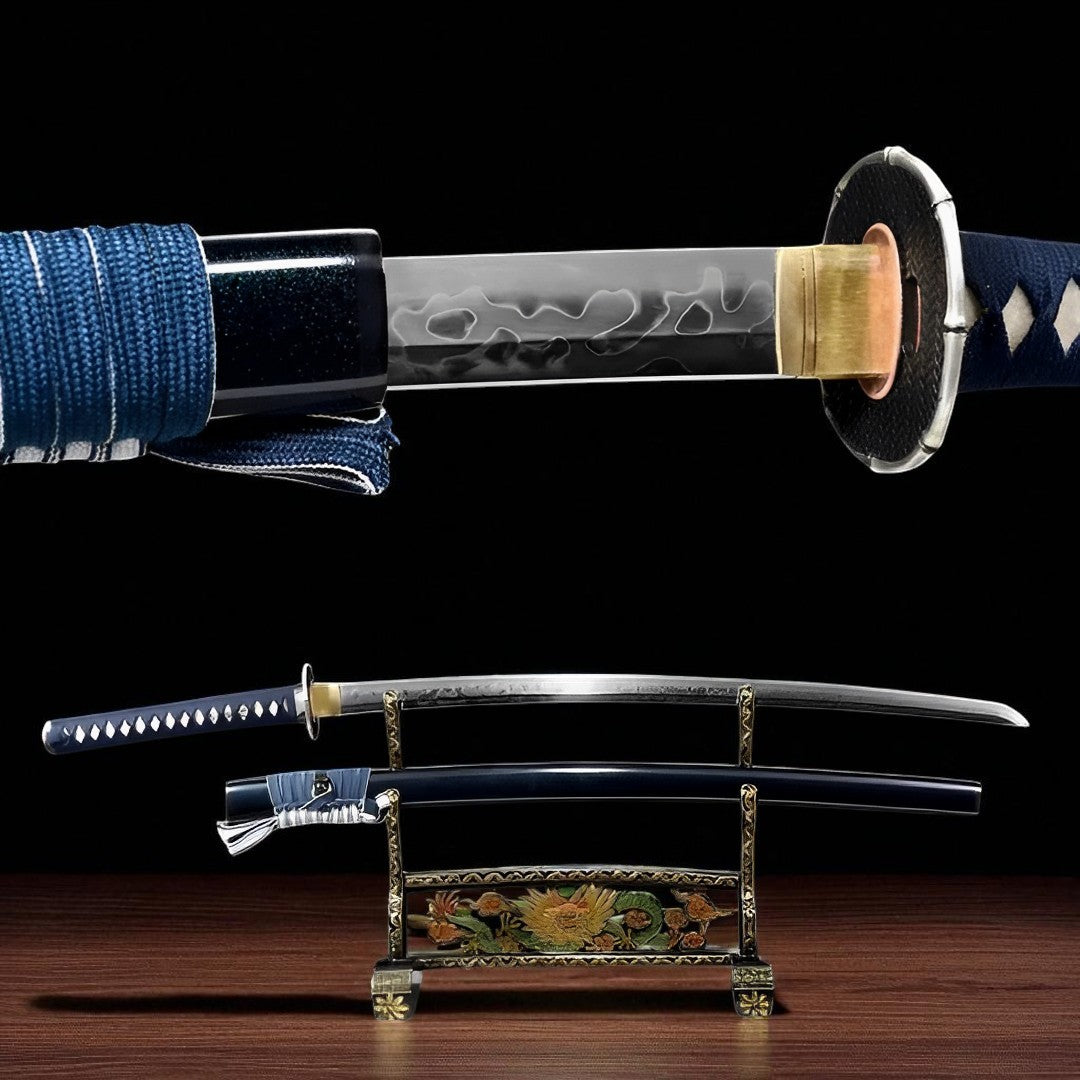 Kumo Katana auf kunstvollem Ständer mit tief marineblauer Saya und Büffelhorn-Beschlägen