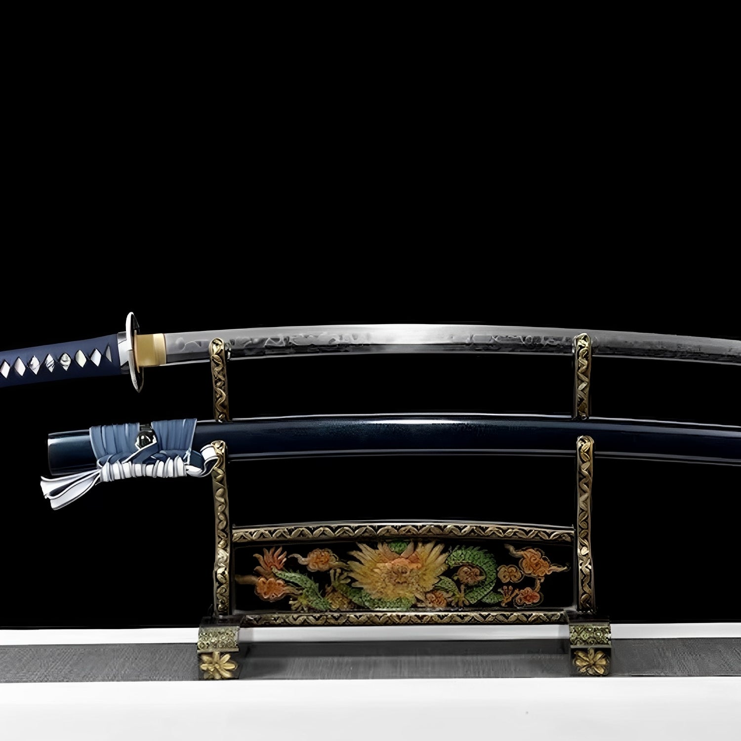 Kumo Katana auf kunstvollem Ständer mit tief marineblauer Saya und Büffelhorn-Beschlägen
